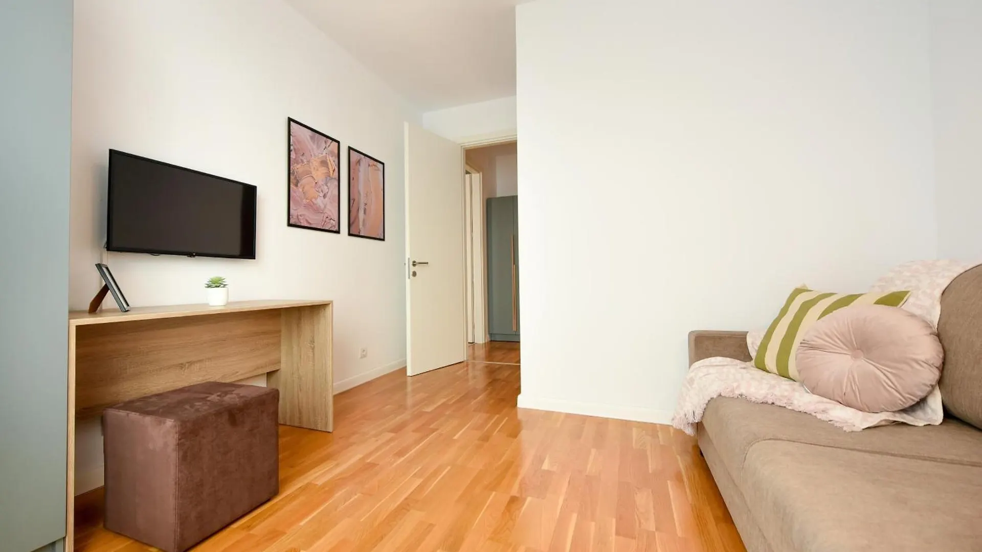 בוקרשט Ultimate Living Experience - Modern Accommodation & Free Parking Near Romexpo 0*,
