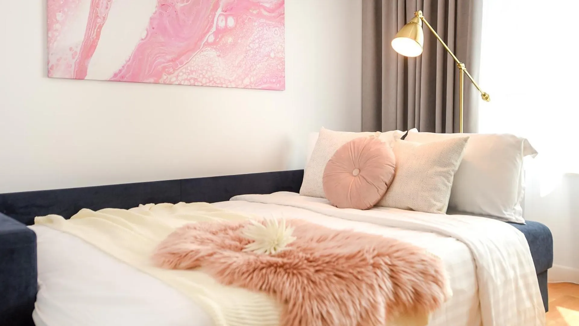MISS SUNSHINE Romexpo 2-Bedroom&Free Parking Bucarest