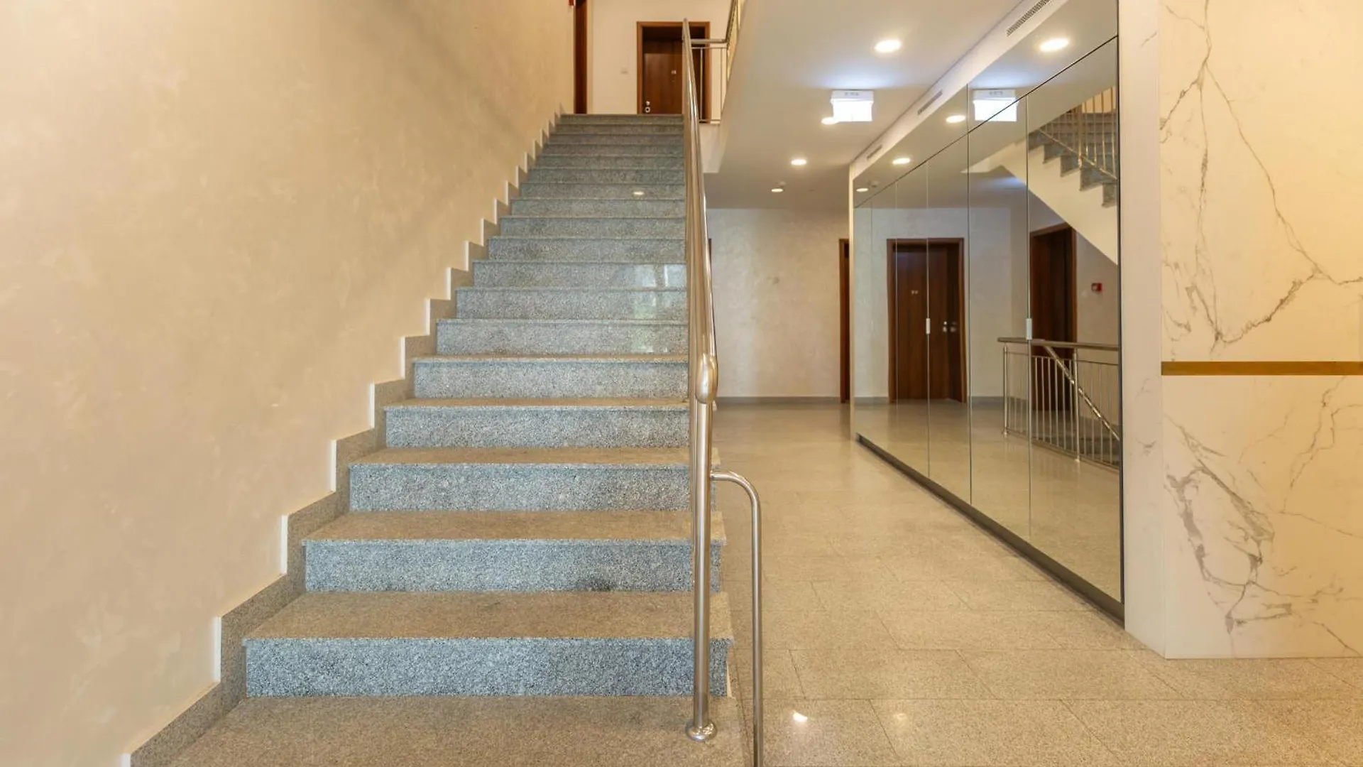 Ultimate Living Experience - Modern Accommodation & Free Parking Near Romexpo Bucharest 0*,