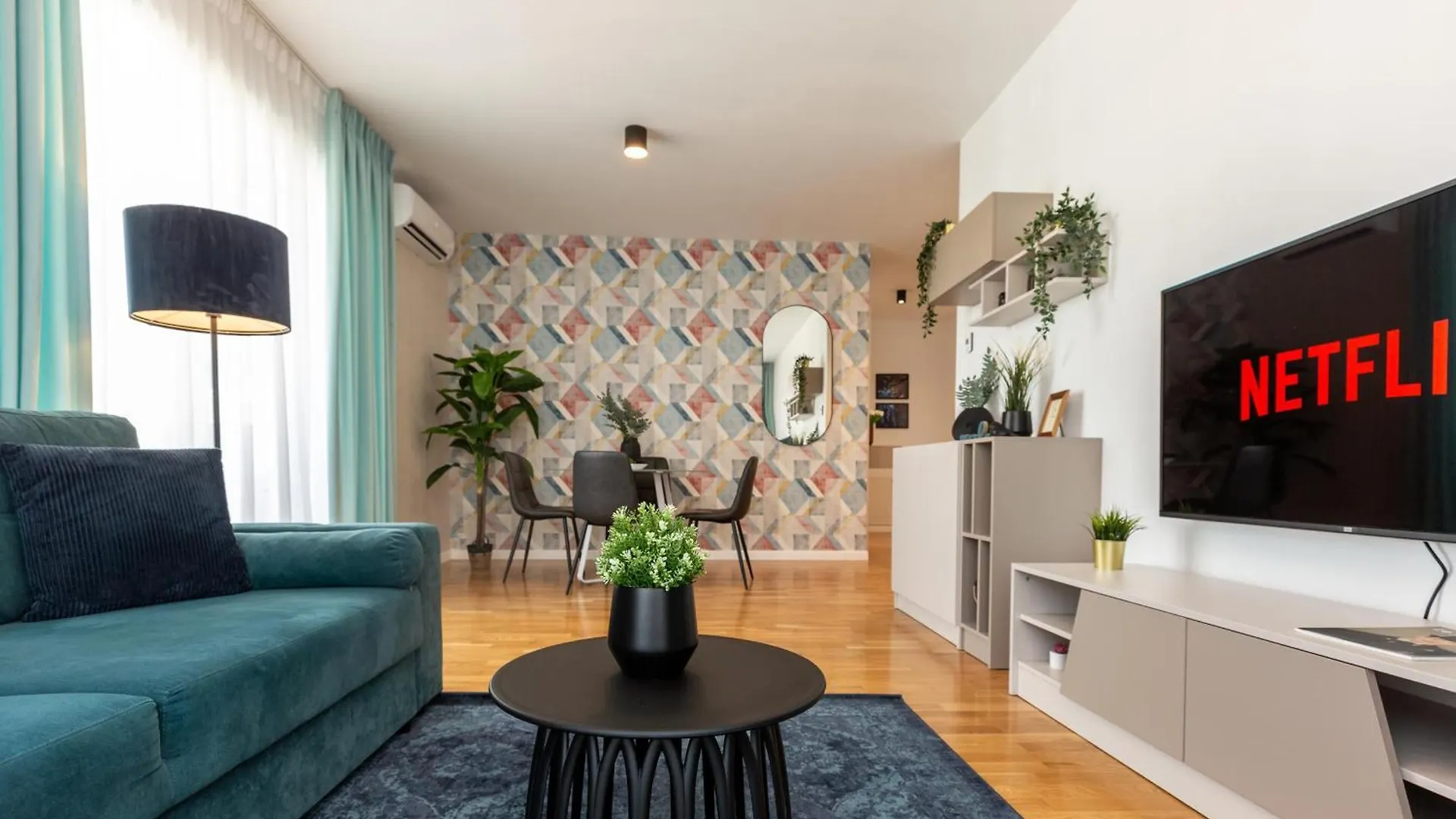 Apartment Ultimate Living Experience - Modern Accommodation & Free Parking Near Romexpo Bucharest Romania