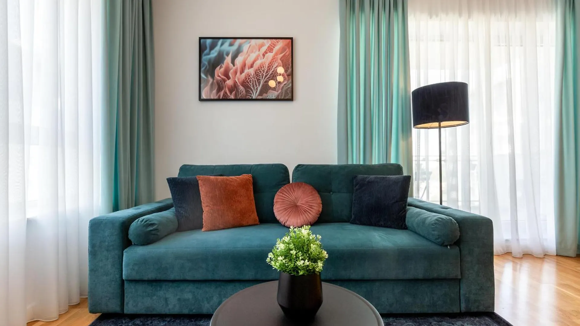 Ultimate Living Experience - Modern Accommodation & Free Parking Near Romexpo Bucarest