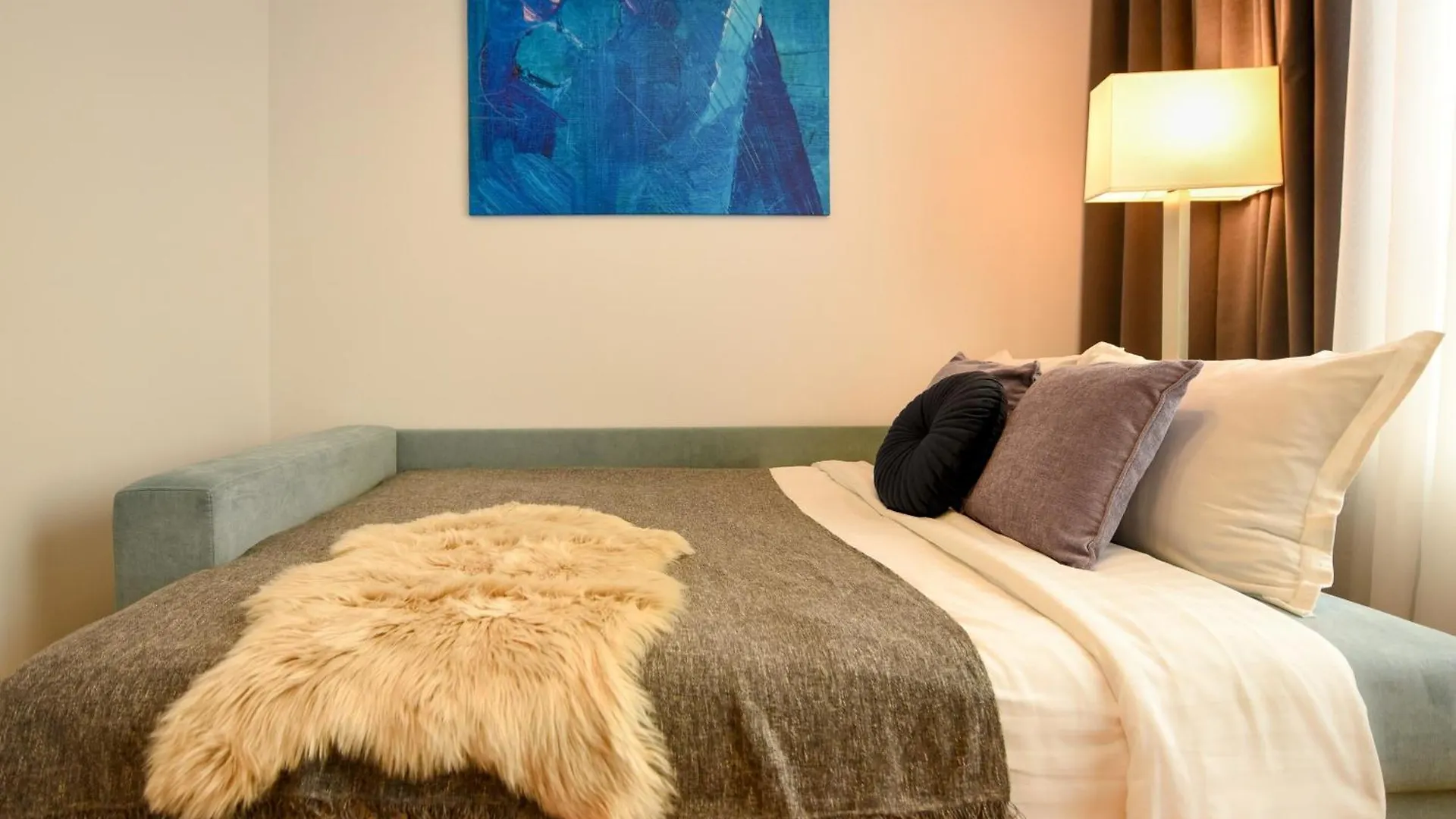 Ultimate Living Experience - Modern Accommodation & Free Parking Near Romexpo Bucarest