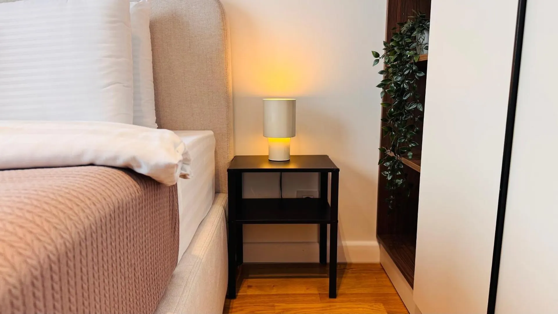 Ultimate Living Experience - Modern Accommodation & Free Parking Near Romexpo Bucarest 0*,